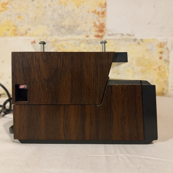 Emerson RK4000 Under Cabinet Mount AM/FM/ Timer / Alarm Clock Radio - Picture 8 of 12